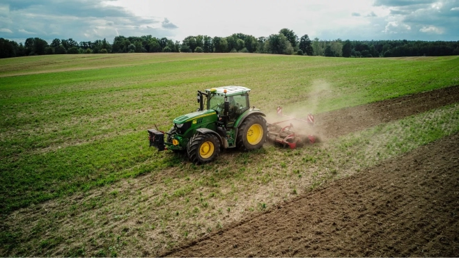 Un tractor cultivando el campo / Foto: Canva