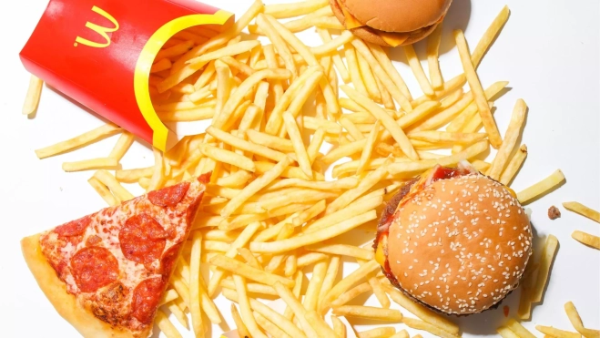 Hamburguesas y patatas fritas de McDonald's y porciones de pizza / Foto: Pexels 