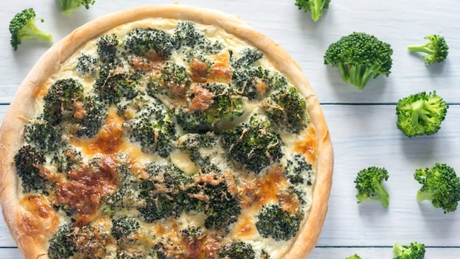 Pizza de queso y brócoli / Foto: Canva