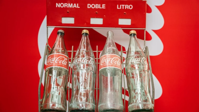 Botellas vintage de Coca-Cola en la exposición de L'Illa Diagonal / SIMÓN SÁNCHEZ