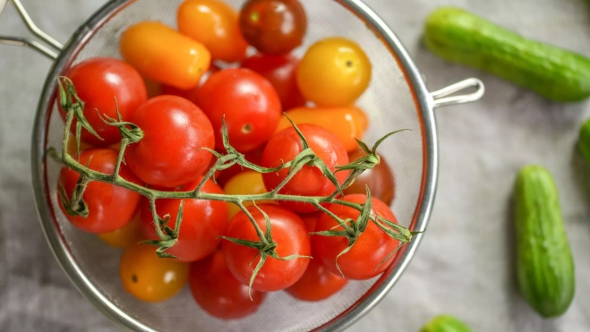 Tomates cherry en un colador / Foto: Canva