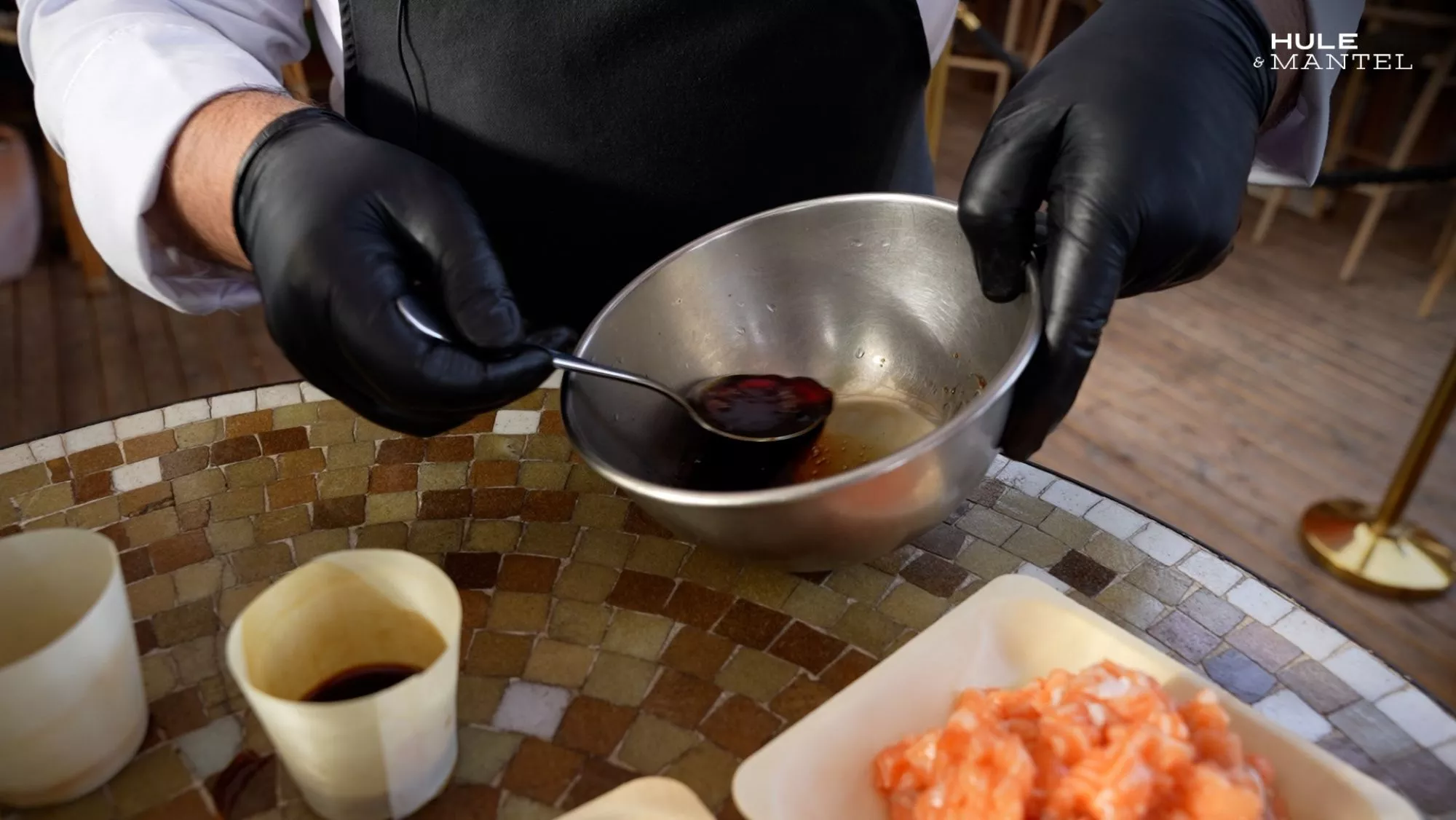 Preparación del aliño para el tartar de salmón / Hule y Mantel