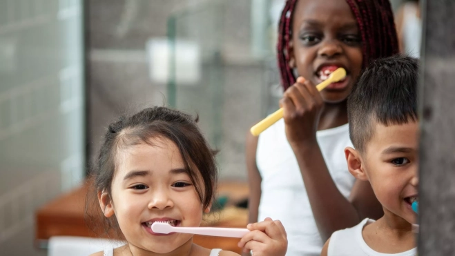 Niños durante el cepillado de dientes / Foto: Canva