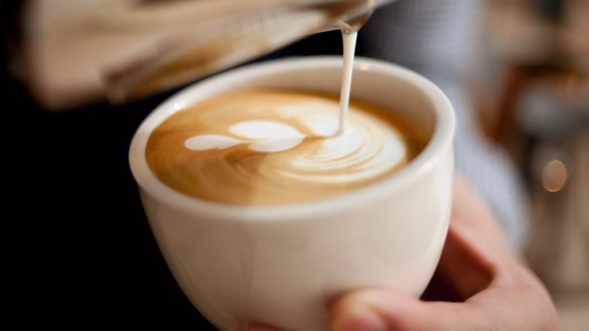 Barista preparando un café con leche / Foto: Canva