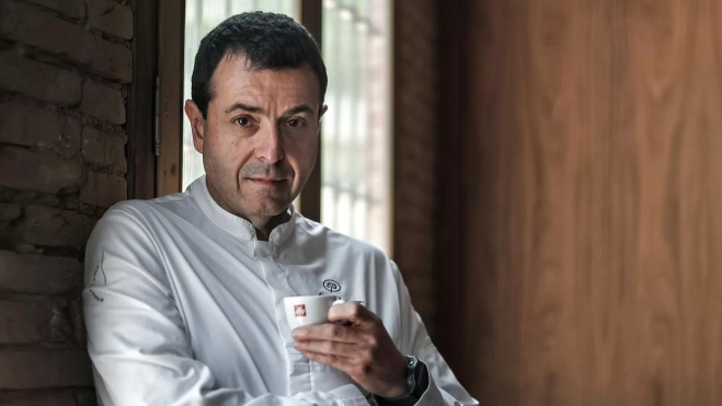 El chef Ricard Camarena con una taza de café Illycaffe / Foto cedida
