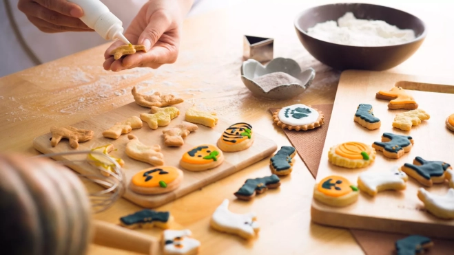 Cocinera preparando galletas de Halloween / Foto: Canva