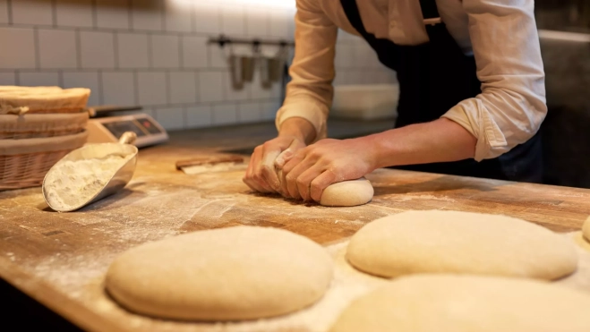 Panadero elaborando pan / Foto: Canva