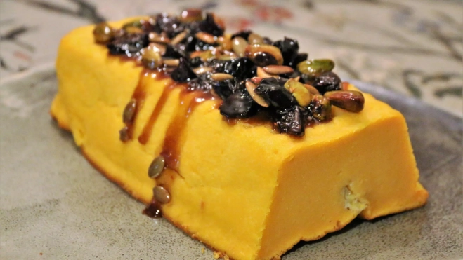 Púding de calabaza y plátano con praliné de frutos secos y Pedro Ximénez / Foto: Antonio Ron Púding de calabaza y plátano con praliné de frutos secos y Pedro Ximénez / Foto: Antonio Ron