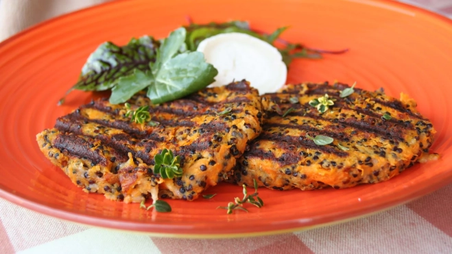 Hamburguesa vegetal de quinoa y calabaza / Foto: Antonio Ron Hamburguesa vegetal de quinoa y calabaza / Foto: Antonio Ron