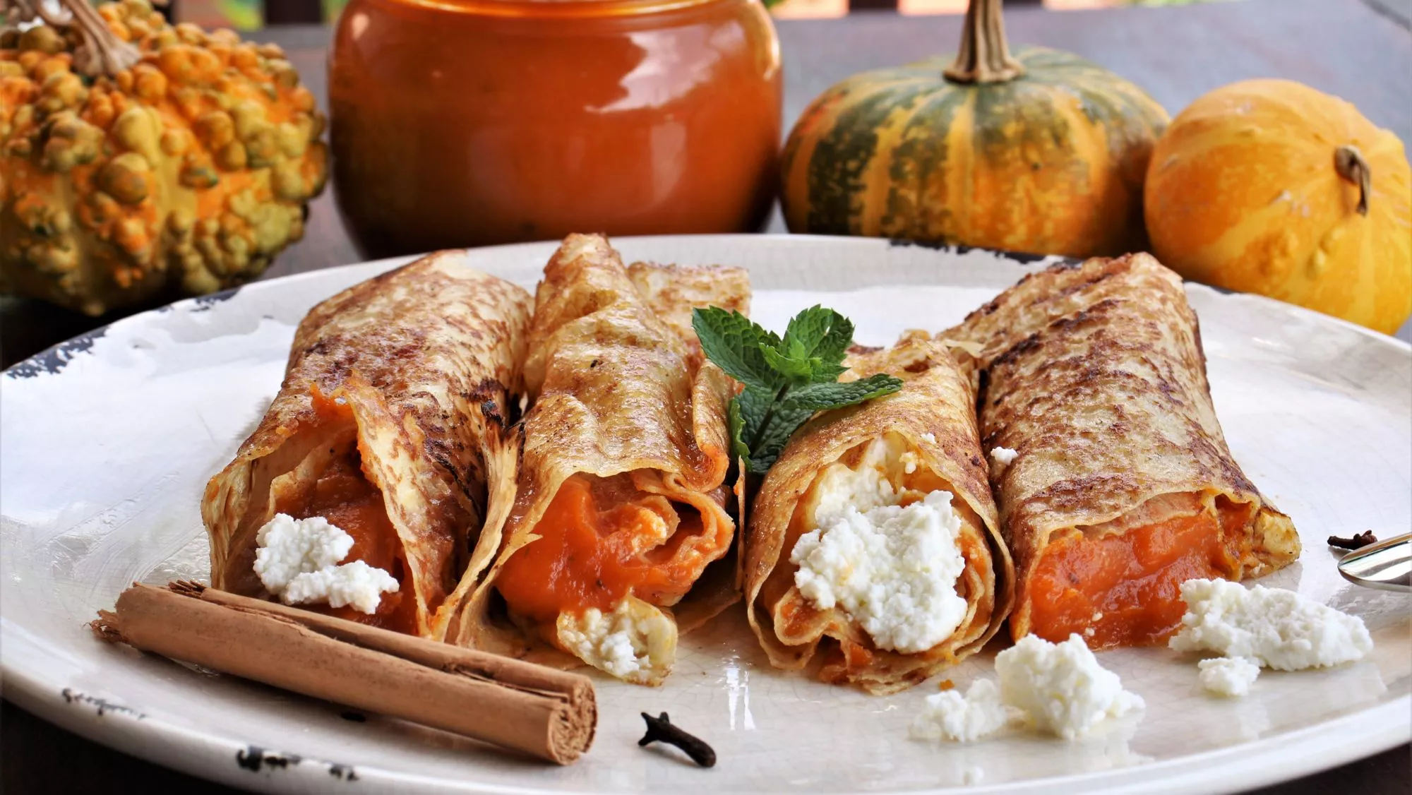 Crepes con dulce de calabaza y requesón / Antonio Ron