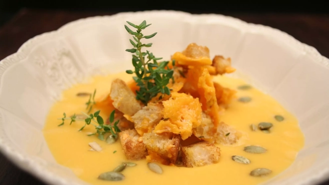 Crema de calabaza con crostrones de cheddar y tomillo / Foto: Antonio Ron Crema de calabaza con crostrones de cheddar y tomillo / Foto: Antonio Ron