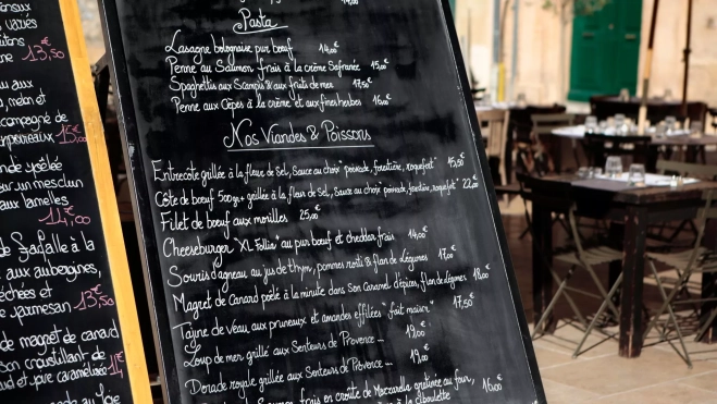 Pizarra con la carta de un restaurante en Francia / Foto: Canva