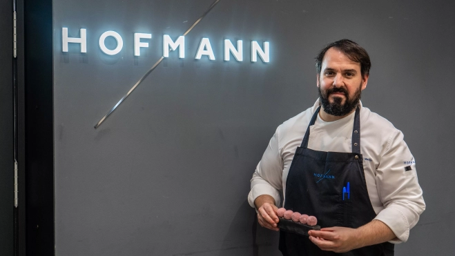 Gabriel Martín con los panellets de frambuesa de la pastelería Hofmann / GALA ESPÍN