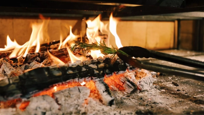 Fuego a la leña en el restaurante Cadaqués / Foto cedida