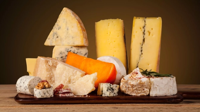Bodegón con distintos quesos del mundo / Foto: Canva