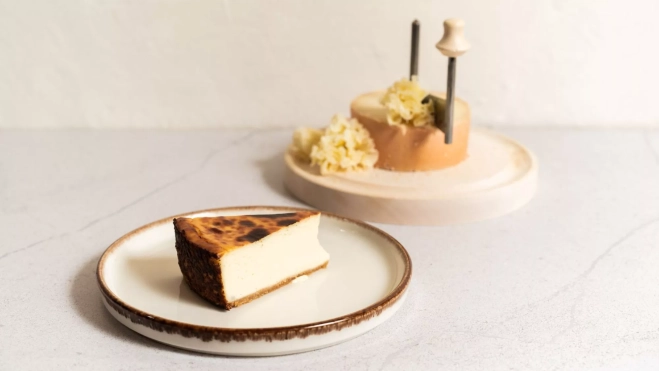 Tarta de queso y queso y Tête de Moine AOP / Foto cedida Quesos de Suiza