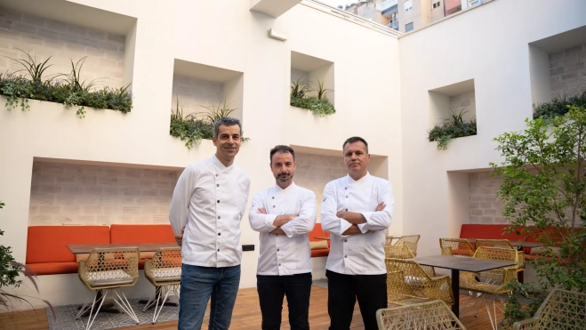 Los chefs Eduard Xatruch, Mateu Casañas y Oriol Castro en el restaurante Disfrutar Barcelona / Luis Miguel Añón
