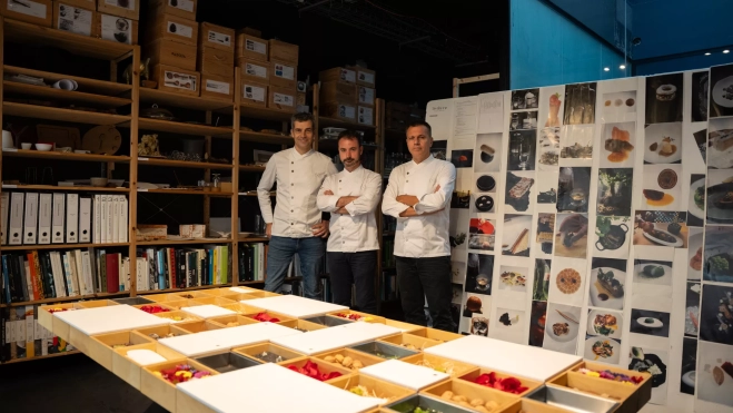 Los chefs de Disfrutar Barcelona en su "mesa viva" / Luis Miguel Añón