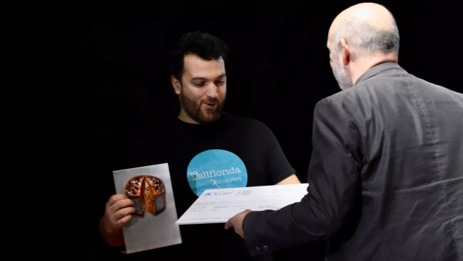 Lluís Costa recibiendo el premio a Mejor Panettone de Chocolate 2023 de la mano de Eric Ortuño /GALA ESPÍN
