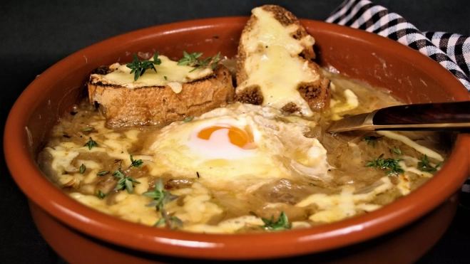 Sopa de rebozuelos con huevo, pan y tomillo / Foto: Antonio Ron