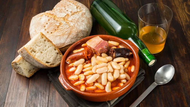 Cazuelita con fabada y sidra asturiana / Foto: Canva