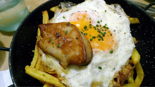 Huevos con foie y patatas fritas en el restaurante TocaTeca / Foto: Òscar Gómez