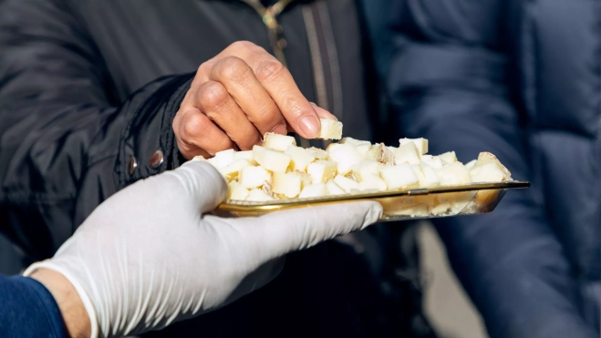 Degustación de queso en un mercado / Foto: Canva