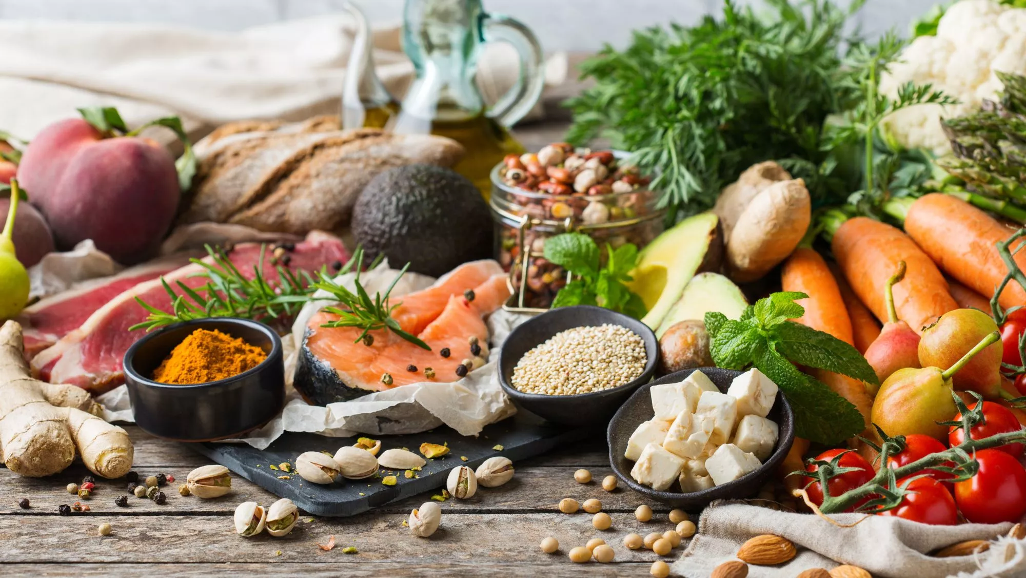 Ingredientes de la dieta mediterránea / Foto: Canva / Los chefs de Disfrutar, Rodrigo de la Calle y Ebru Baybara en Tomorrow Tastes Mediterranean