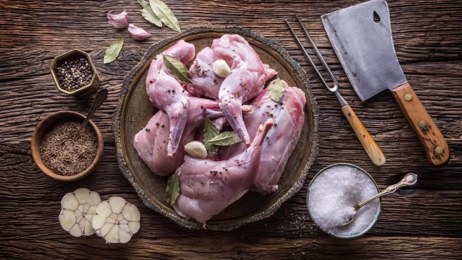 Plato con carne de conejo lista para cocinar / Foto: Canva