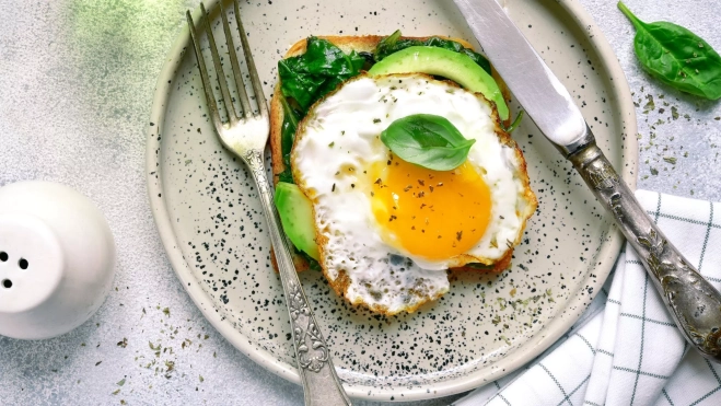 Tostada con aguacate y huevo frito / Foto: Canva