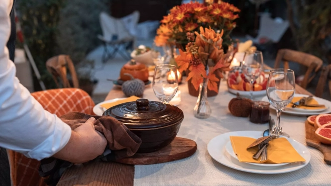Persona sirviendo un guiso en una mesa / Foto: Canva Persona sirviendo un guiso en una mesa / Foto: Canva