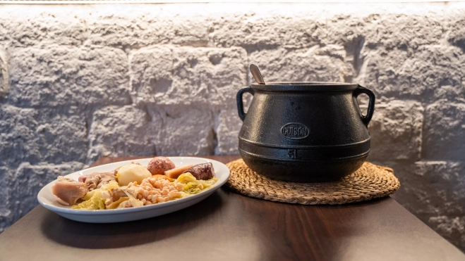 La carn d'olla y la olla con escudella del restaurante Topik / Luis Miguel Añón