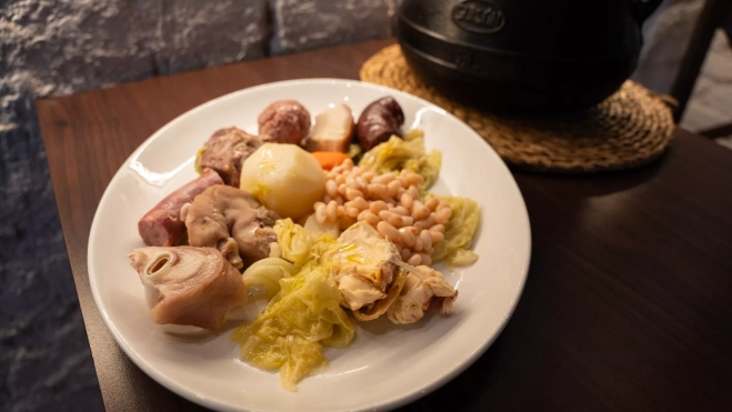 'Carn d'olla' y verduras en el restaurante Topik / Luis Miguel Añón