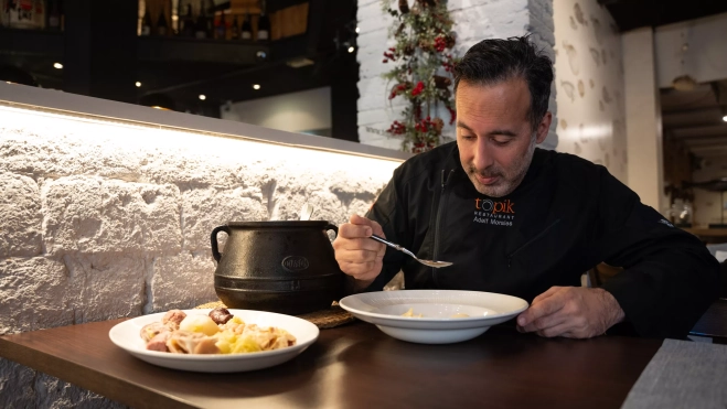 Adelf Morales degusta su escudella en el restaurante Topik / Luis Miguel Añón