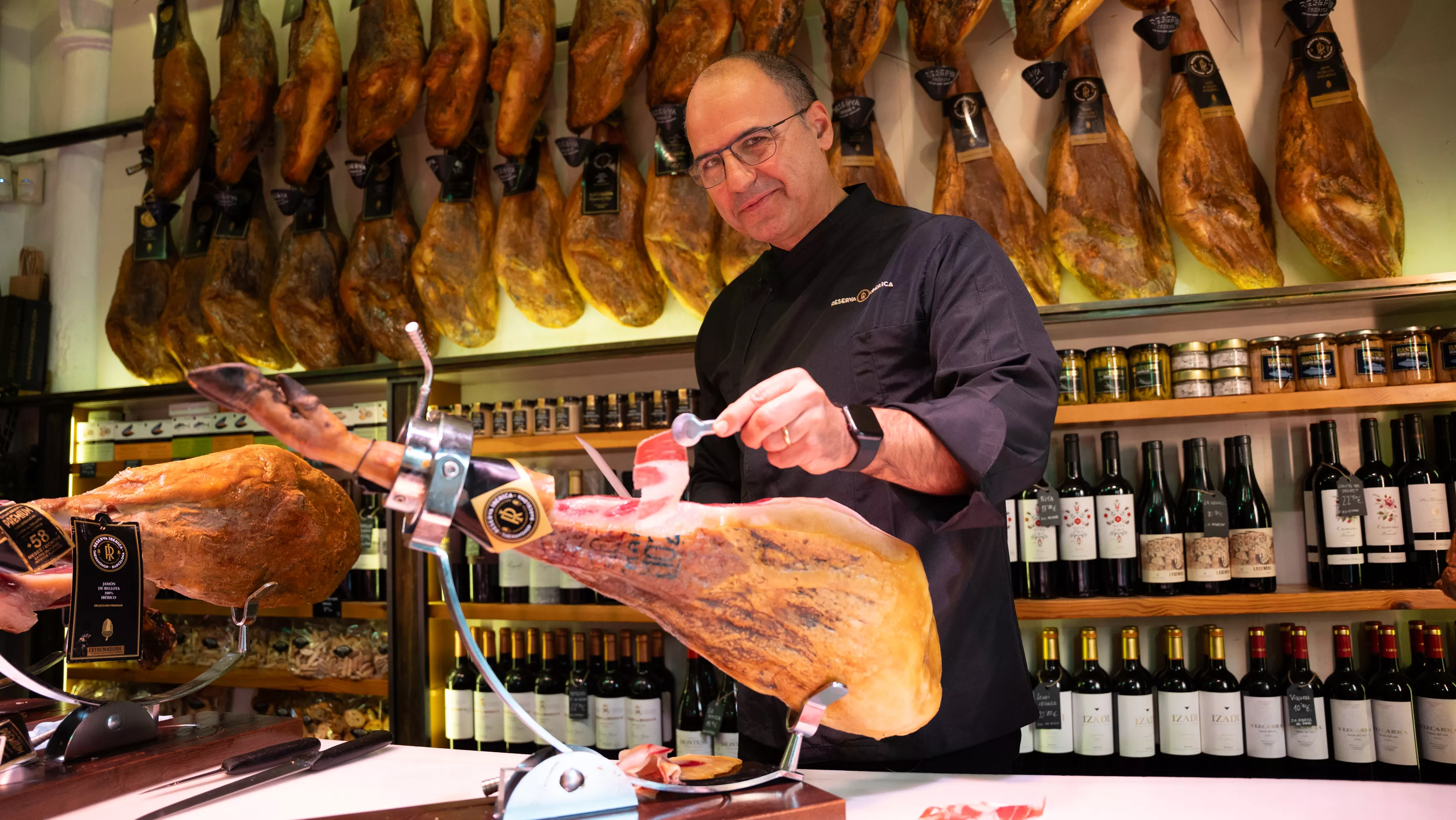 Manuel López cortando jamón en Reserva Ibérica / LUIS MIGUEL AÑÓN