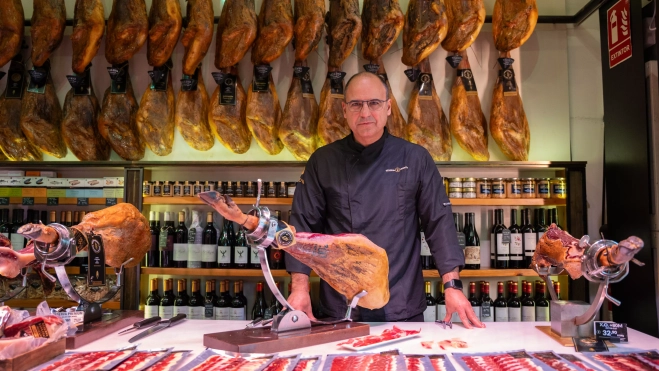 Manuel López en la tienda de Reserva Ibérica / LUIS MIGUEL AÑÓN Manuel López en la tienda de Reserva Ibérica / LUIS MIGUEL AÑÓN