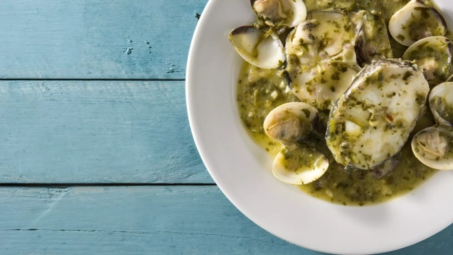 Pescado en salsa verde con almejas / Foto: Canva Pescado en salsa verde con almejas / Foto: Canva