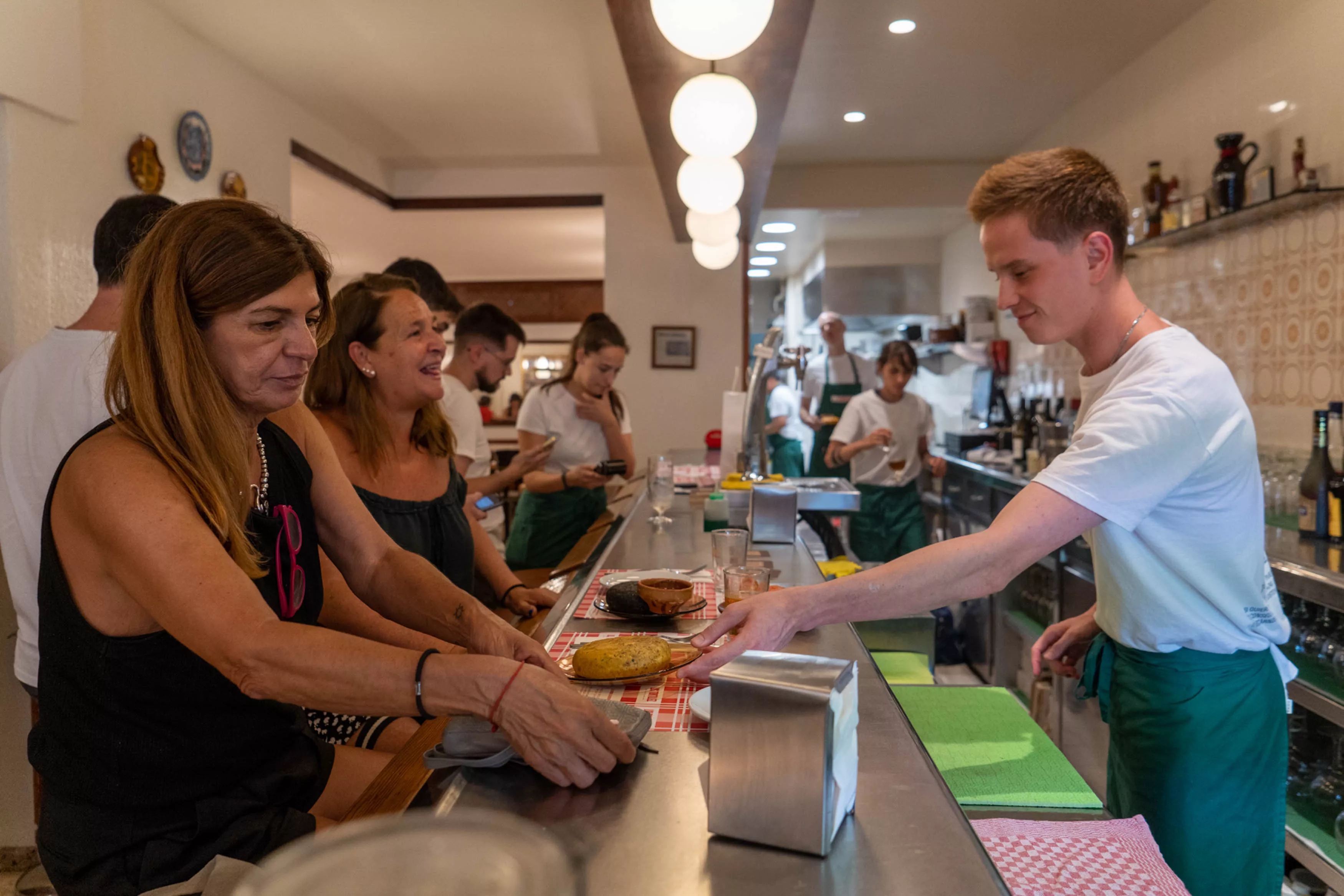 Los Tortillez (Barcelona): tortillas de patatas e inclusión social en un 'bar de toda la vida' / GALA ESPÍN