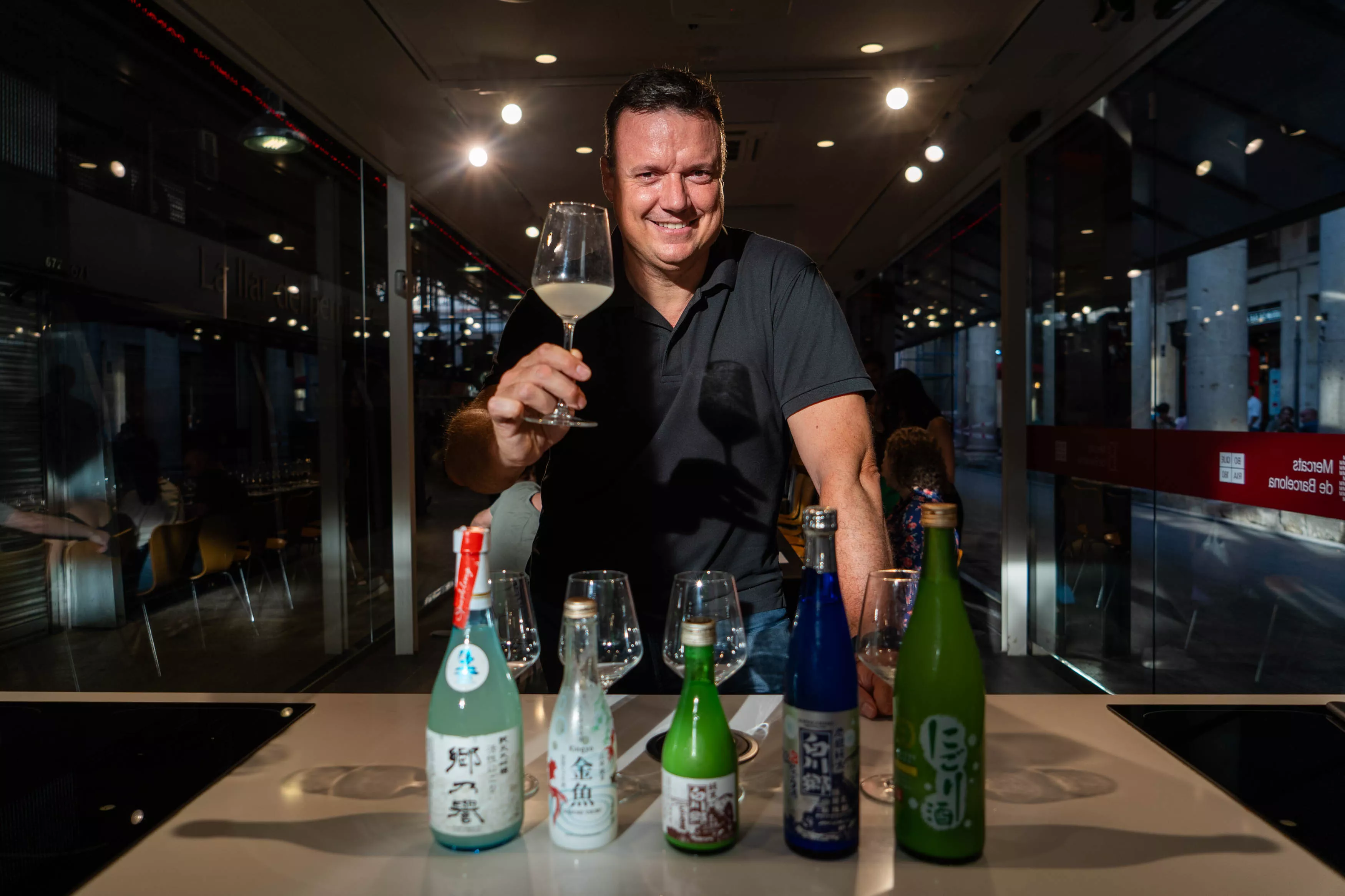 Guía para iniciarse en el mundo del sake con el sumiller Roger Ortuño: cómo elegirlo y beberlo / GALA ESPÍN