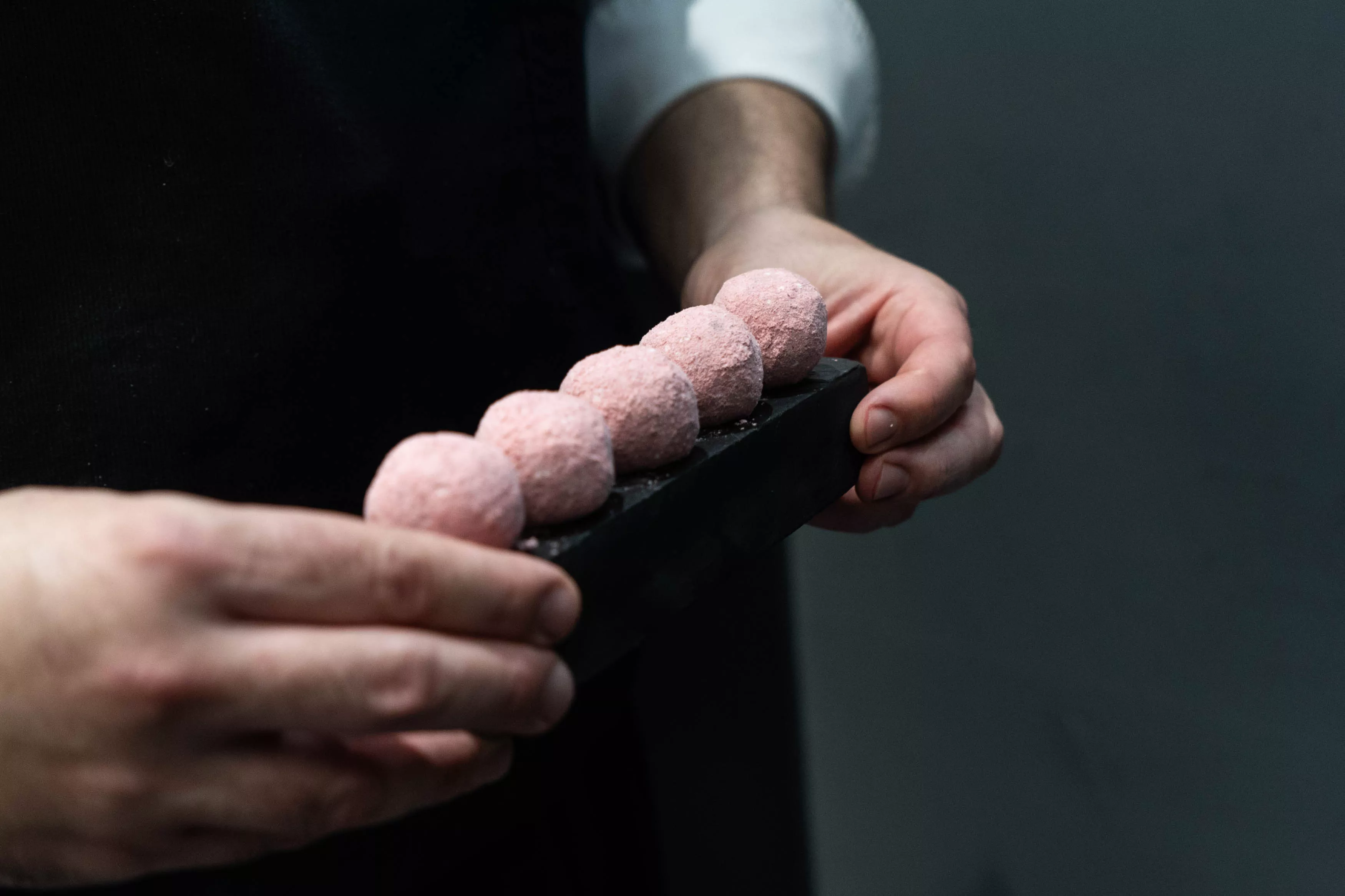 Panellets de frambuesa. Receta de la Pastelería Hofmann / GALA ESPÍN