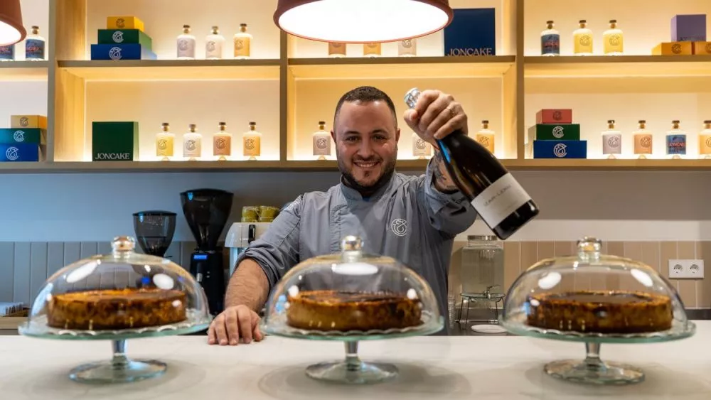 Tartas de queso y vino: así es la nueva tienda de Jon Cake en Les Corts / GALA ESPÍN