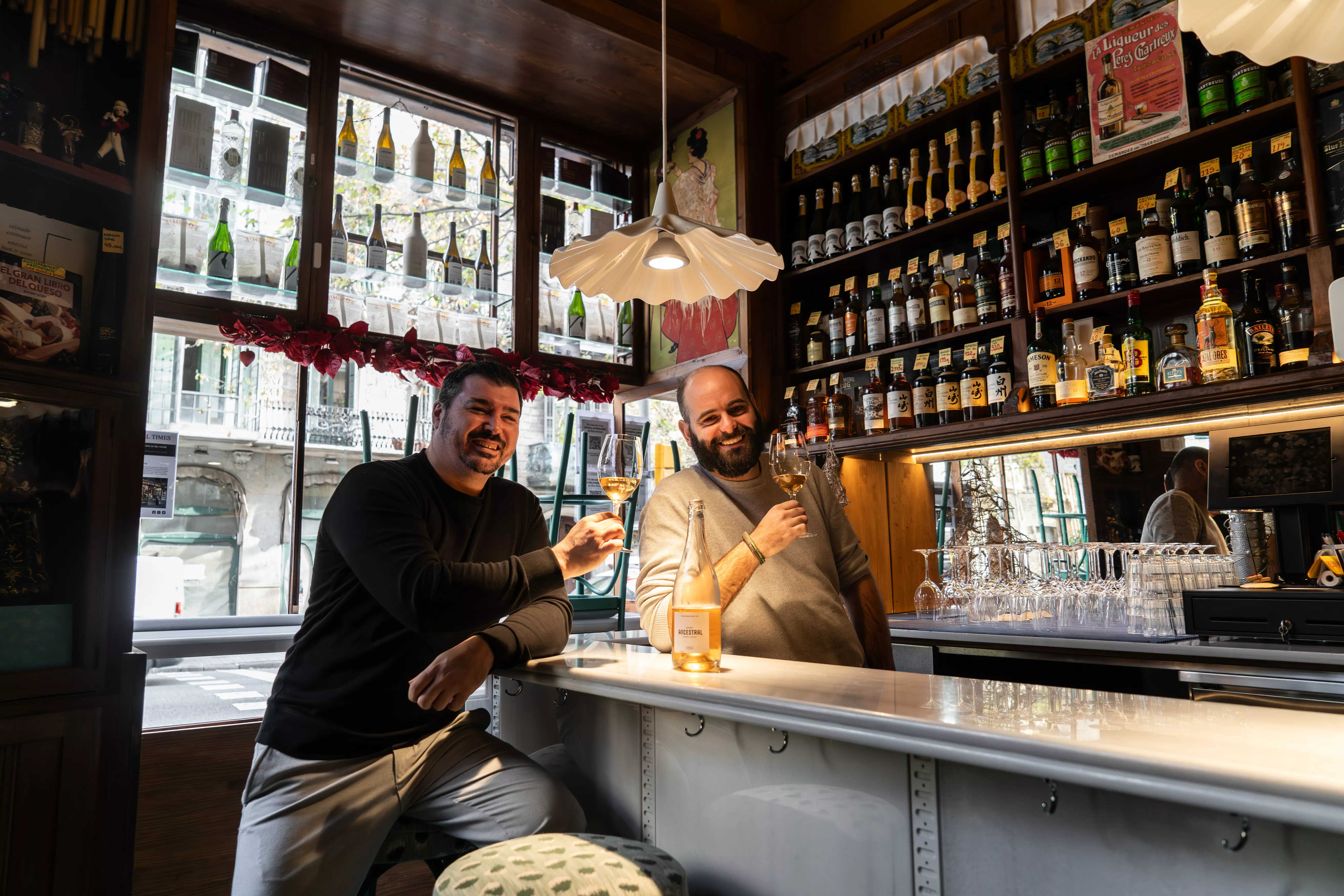 Vino, regalos gourmet y Navidad en Queviures Múrria | Vino y Mantel, con Toni Merino / SIMÓN SÁNCHEZ