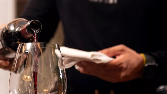 Sumiller sirviendo vino en restaurante El Albéniz / Foto: redes