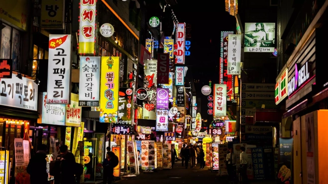 Calle con restaurantes en Corea del Sur / Foto: Canva