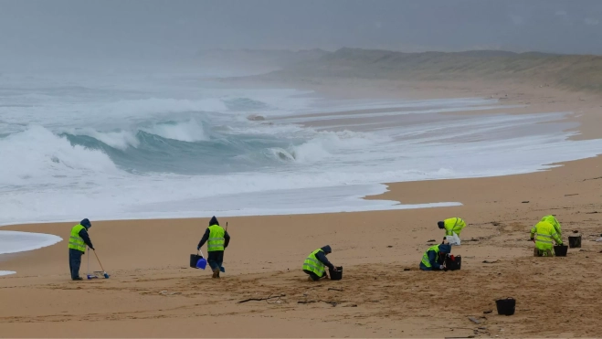 Limpieza de pellets en la playa de O Vilar (A Coruña) / Foto: EFE/Lavandeira jr