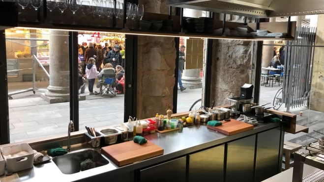 Vista del mercado de La Boquería desde la barra de Direkte Boqueria / Foto: Facebook