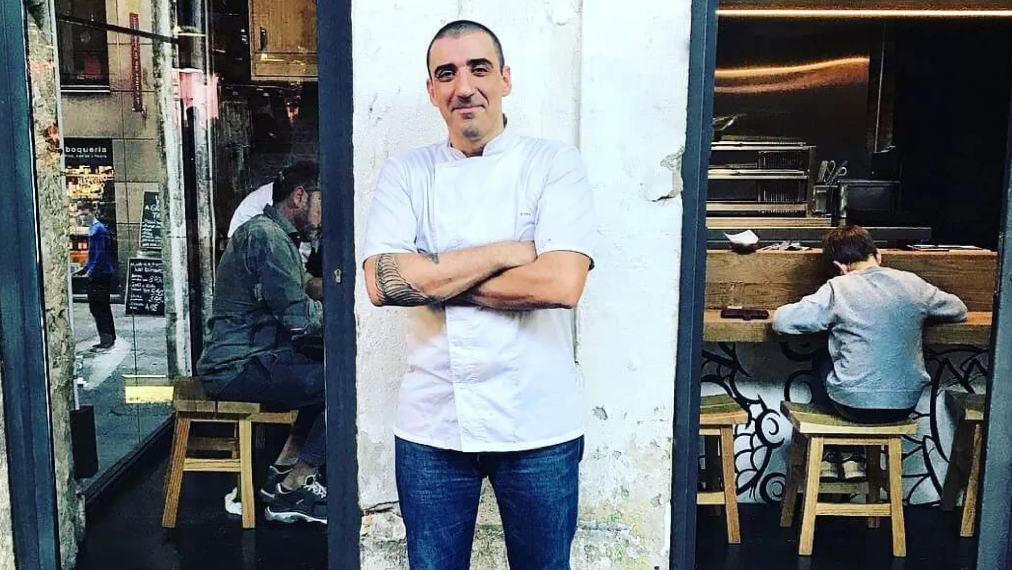 El chef Arnau Muñío en la entrada del restaurante Direkte Boqueria / Foto: Facebook