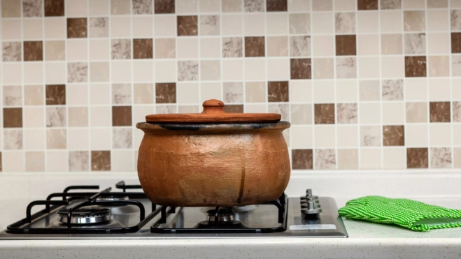 Cazuela de barro sobre los fogones de una cocina / Foto: Canva