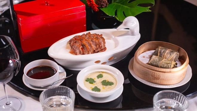 Pato laqueado y otros platos del restaurante China Crown / Foto cedida
