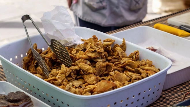 Venta de chicharrones en un mercado / Foto: Canva